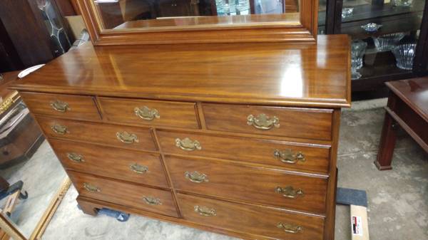 Henkel Harris Mahogany Dresser With Large Mirror Beautiful