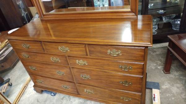 Henkel Harris Mahogany Dresser With Large Mirror Beautiful