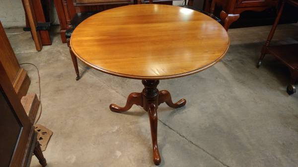 Beautiful Cherry Small Round Side Table, Top Traders Round Table