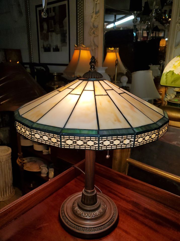 Beautiful Stained Glass Table Lamp Excellent Condition Long Valley