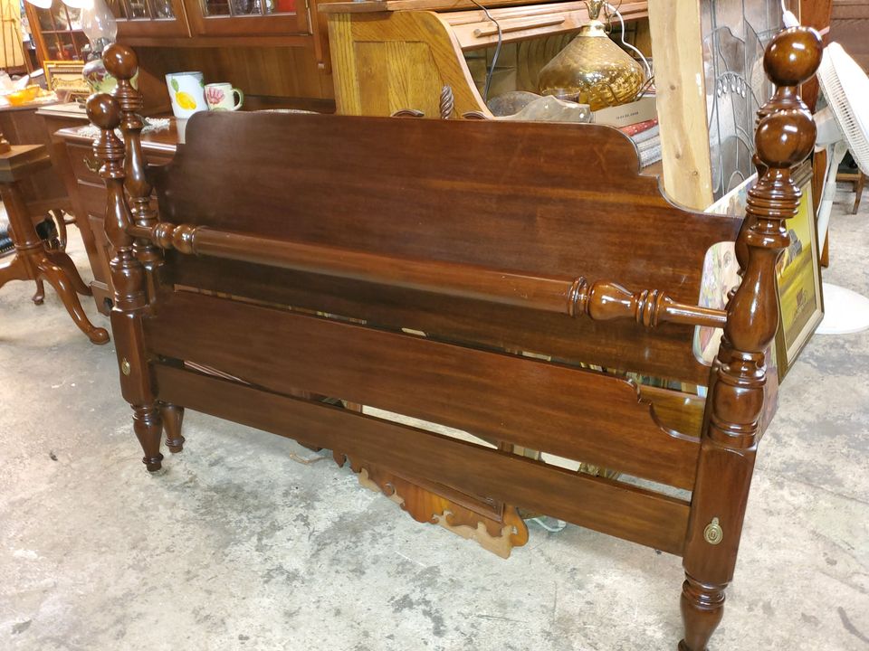 Henkel Harris Queen Mahogany Cannonball Bed - Nice Condition - Long