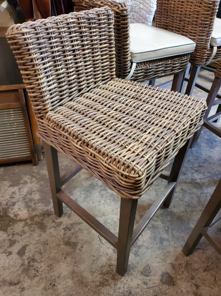 6 Wicker Bar Stools with seat cushions Excellent condition Long