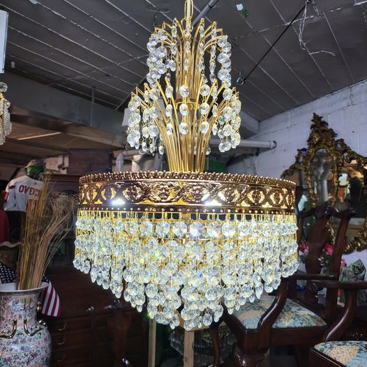 Small Crystal Pendant Chandelier Light Like new Long Valley Traders