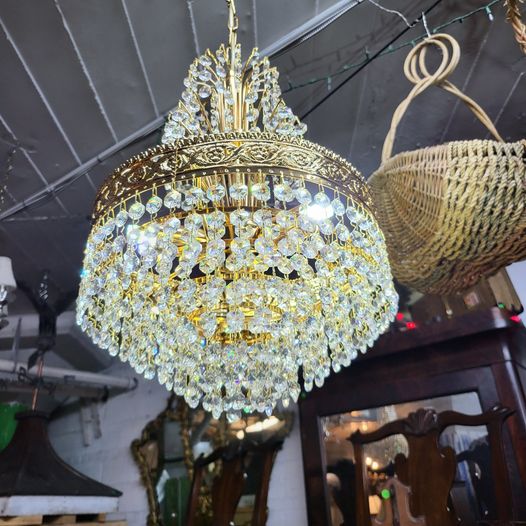 Small Crystal Pendant Chandelier Light Like new Long Valley Traders