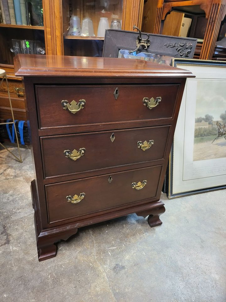 Craftique Small 3 Drawer Mahogany Nightstand Small Dresser Long